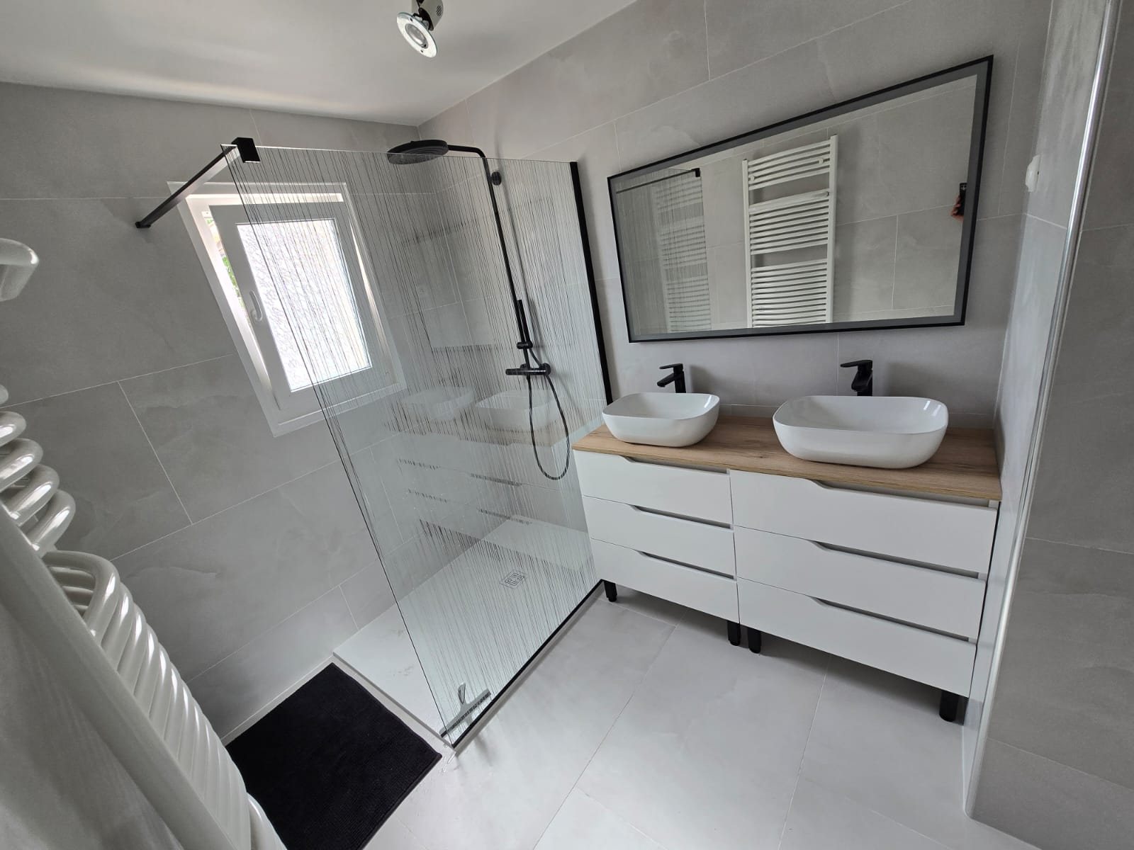 Vue d'ensemble salle de bain rénovée